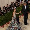 George Clooney et sa femme Amal Clooney (robe Richard Quinn) arrivent au Met Gala à New York, le 7 mai 2018