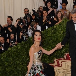 George Clooney et sa femme Amal Clooney (robe Richard Quinn) arrivent au Met Gala à New York, le 7 mai 2018