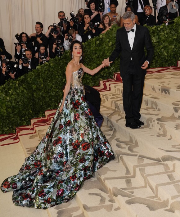 George Clooney et sa femme Amal Clooney (robe Richard Quinn) arrivent au Met Gala à New York, le 7 mai 2018
