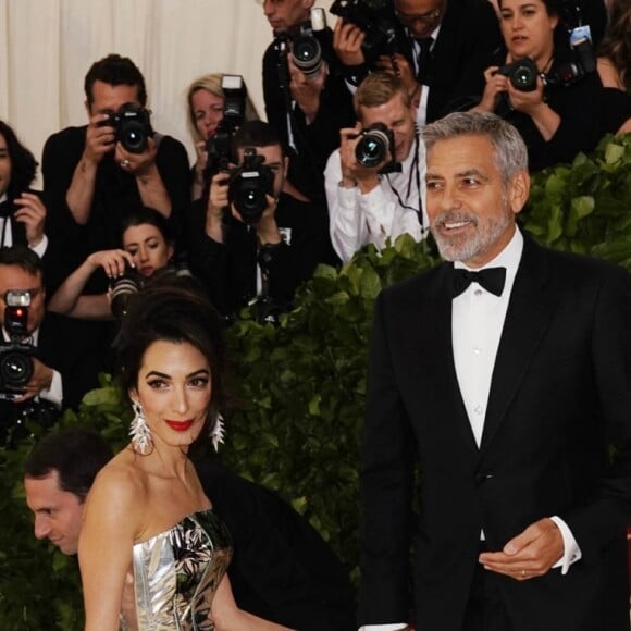 George Clooney et sa femme Amal Clooney (robe Richard Quinn) arrivent au Met Gala à New York, le 7 mai 2018