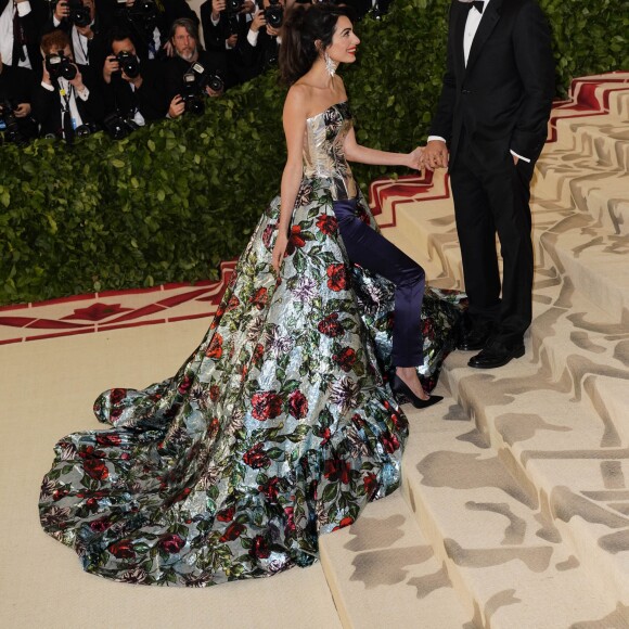 George Clooney et sa femme Amal Clooney (robe Richard Quinn) arrivent au Met Gala à New York, le 7 mai 2018
