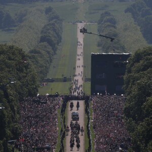 Image de la procession en landau du prince Harry et de Meghan Markle à travers Windsor le 19 mai 2018 après leur mariage en la chapelle St George.