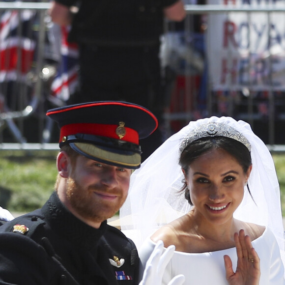 Image de la procession en landau du prince Harry et de Meghan Markle à travers Windsor le 19 mai 2018 après leur mariage en la chapelle St George.