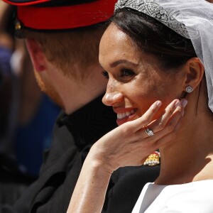 Image de la procession en landau du prince Harry et de Meghan Markle à travers Windsor le 19 mai 2018 après leur mariage en la chapelle St George.