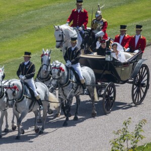 Image de la procession en landau du prince Harry et de Meghan Markle à travers Windsor le 19 mai 2018 après leur mariage en la chapelle St George.