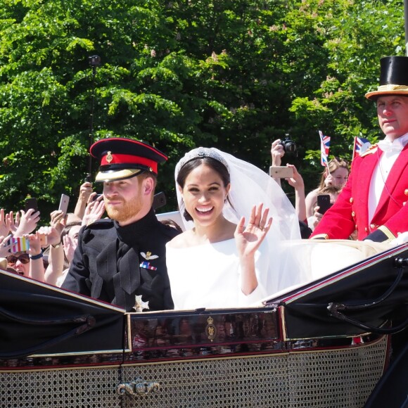 Image de la procession en landau du prince Harry et de Meghan Markle à travers Windsor le 19 mai 2018 après leur mariage en la chapelle St George.