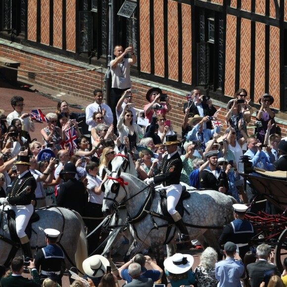 Image de la procession en landau du prince Harry et de Meghan Markle à travers Windsor le 19 mai 2018 après leur mariage en la chapelle St George.