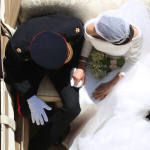 Image de la procession en landau du prince Harry et de Meghan Markle à travers Windsor le 19 mai 2018 après leur mariage en la chapelle St George.