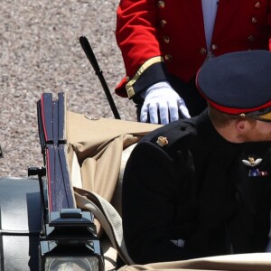 Le prince Harry et Meghan Markle s'embrassent lors de leur procession à travers Windsor le 19 mai 2018 après leur mariage en la chapelle St George.