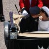 Le prince Harry et Meghan Markle s'embrassent lors de leur procession à travers Windsor le 19 mai 2018 après leur mariage en la chapelle St George.