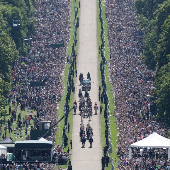 Image de la procession en landau du prince Harry et de Meghan Markle à travers Windsor le 19 mai 2018 après leur mariage en la chapelle St George.