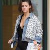 Selena Gomez à la sortie de son cours de Pilates à Beverly Hills. Selena regarde son garde du corps l'air amusé lorsqu'elle découvre que celui-ci a garé sa voiture sur une place handicapée… Le 3 avril 2018