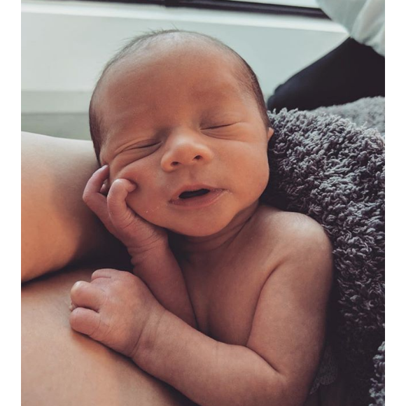 Chrissy Teigen et John Legend révèlent le prénom et le visage de leur second enfant, un petit garçon prénommé Miles et né le 16 mai 2018.