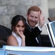 Le prince Harry, duc de Sussex, et Meghan Markle, duchesse de Sussex quittent le château de Windsor à bord d'une Jaguar Type E cabriolet en tenue de soirée après leur cérémonie de mariage, pour se rendre à la réception à Frogmore House à Windsor le 19 mai 2018.