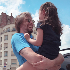 Camille Lacourt passe un moment de complicité avec sa fille Jazz, fruit de ses amours avec son ex-femme Valérie Bègue.