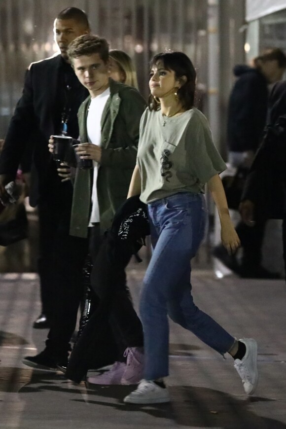 Exclusif - Selena Gomez est allée assister au concert de Taylor Swift en compagnie d'un mystérieux inconnu et d'amis à Pasadena, le 19 mai 2018.