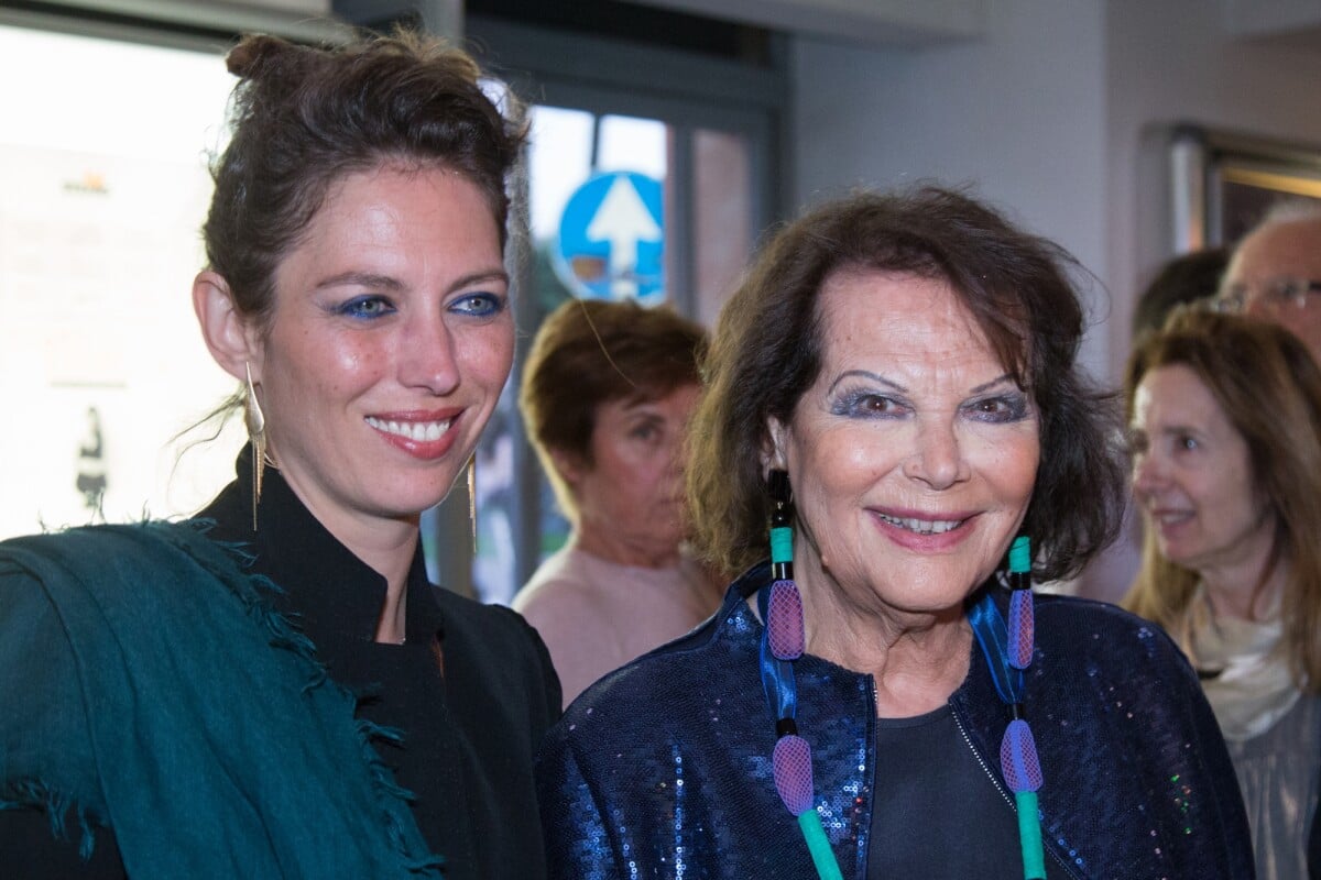 Claudia Cardinale soutenue par sa fille Claudia Squitieri, une belle copie  - Purepeople