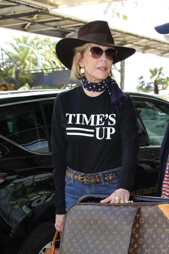 Jane Fonda arrive à l'aéroport de Nice le 15 mai 2018.