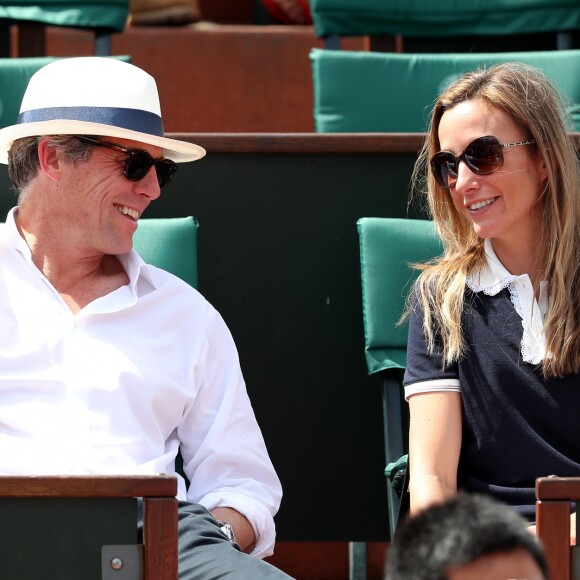 Hugh Grant et sa compagne Anna Elisabet Eberstein dans les tribunes des internationaux de France de tennis de Roland Garros à Paris le 8 juin 2017. © Cyril Moreau / Dominique Jacovides / Bestimage