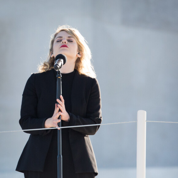 Beatrice Martin (Coeur de Pirate) lors des commémorations des 100 ans de la bataille de la Crête de Vimy, (100 ans jour pour jour, le 9 avril 1917) dans laquelle de nombreux Canadiens ont trouvé la mort lors de la Première Guerre mondiale, au Mémorial national du Canada, à Vimy, France, le 9 avril 2017. © Cyril Moreau/Bestimage