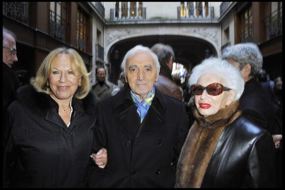 Paulette Coquatrix avec sa fille Patricia et Charles Aznavous à Paris en 2010. 