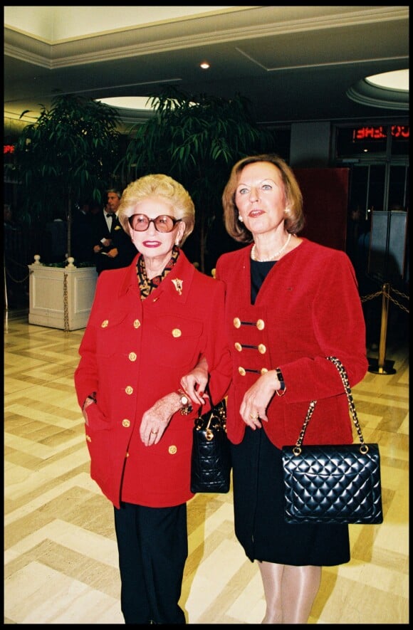 Paulette Coquatrix et sa fille Patricia à Paris en 1997. 