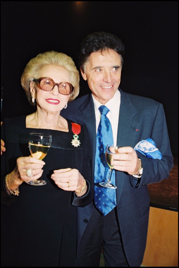 Paulette Coquatrix et Sacha Distel à Paris en 1997. 