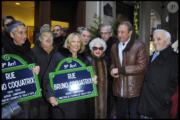 Ima Coquatrix, Popeck, Patrick Coquatrix, Paulette Coquatrix, Jacques Bravo, Bertrand Delanoë et Charles Aznavous à Paris en 2010.