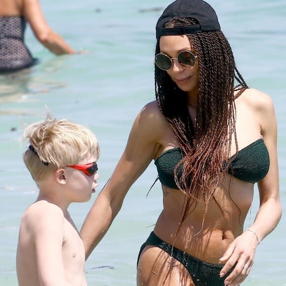 Lilly Becker profite d'une belle journée ensoleillée avec son fils Amadeus sur une plage à Miami, le 26 mars 2018.
