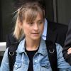 Allison Mack sort du tribunal à New York, le 24 avril 2018, avec son avocat.