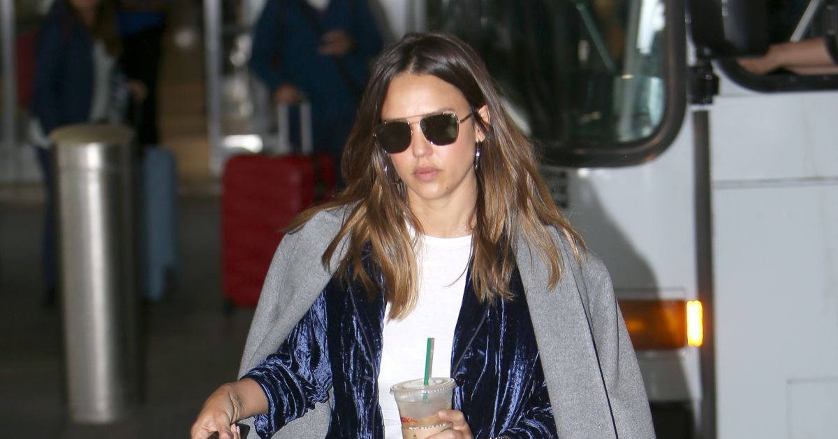 Exclusif - Jessica Alba arrive à l'aéroport de Los Angeles le 5 mai