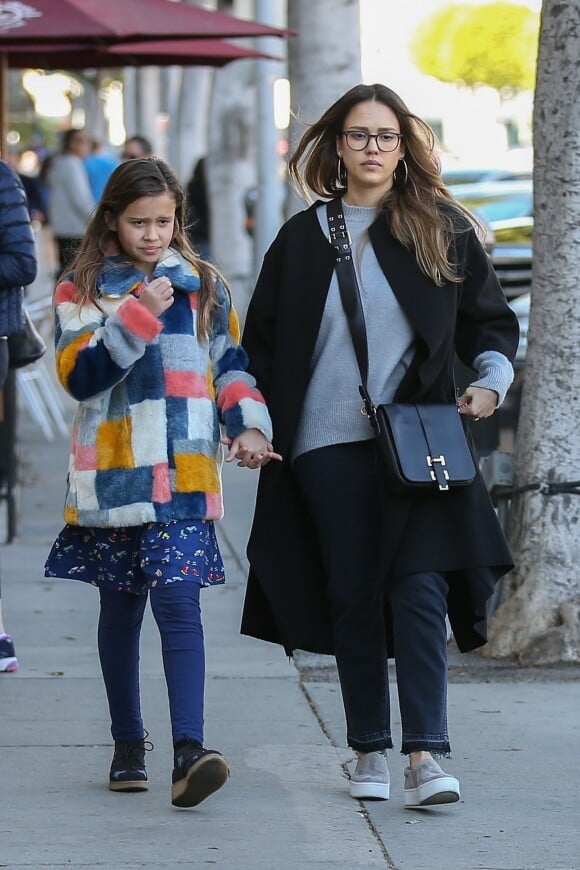 Jessica Alba fait du shopping avec sa fille Honor avant d'aller passer un moment à Color Me Mine à Beverly Hills. Le 24 février 2018