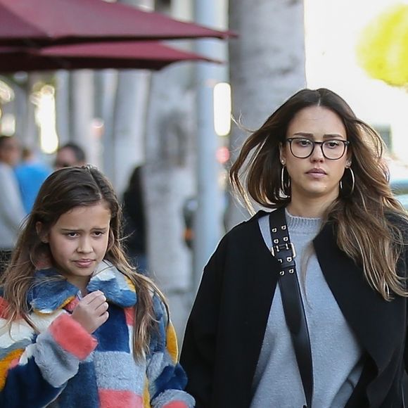 Jessica Alba fait du shopping avec sa fille Honor avant d'aller passer un moment à Color Me Mine à Beverly Hills. Le 24 février 2018