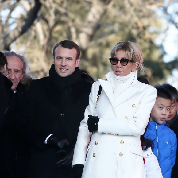 Le président de la République Emmanuel Macron, sa femme la Première dame Brigitte Macron (Trogneux) (manteau Olivier Rousteing pour Balmain) et l'historien Patrice Fava - Le président de la République et sa femme la Première dame visitent la Cité interdite avec des élèves de l'établissement français Charles de Gaulle de Pékin et d'une école chinoise à Pékin lors de la visite d'Etat de trois jours en Chine, le 9 janvier 2018. © Dominique Jacovides/Bestimage