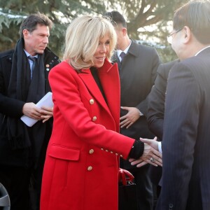 La Première dame Brigitte Macron (Trogneux) (manteau Olivier Rousteing pour Balmain) - Le président de la République française et sa femme la Première dame visitent le site de l'armée de terre cuite à Xi'an lors lors de la visite d'Etat de trois jours en Chine, à Xi'an, province Shaanxi, Chine, le 8 janvier 2018. © Dominique Jacovides/Bestimage