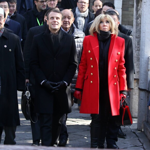 Le président de la République française Emmanuel Macron, sa femme la Première dame Brigitte Macron (Trogneux) (manteau Olivier Rousteing pour Balmain) et le ministre de l'Europe et des Affaires Etrangères Jean-Yves Le Drian - Le président de la République française et sa femme la Première dame visitent le Grande mosquée de Xi'an lors lors de la visite d'Etat de trois jours en Chine, à Xi'an, province Shaanxi, Chine, le 8 janvier 2018. © Dominique Jacovides/Bestimage