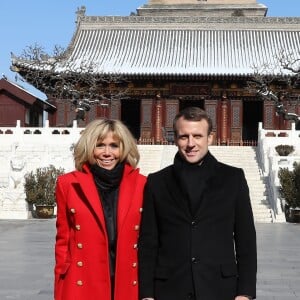 Le président de la République française Emmanuel Macron et sa femme la Première dame Brigitte Macron (Trogneux) (manteau Olivier Rousteing pour Balmain) - Le président de la République française et sa femme la Première dame visitent la Grande pagode de l'oie sauvage de Xi'an lors lors de la visite d'Etat de trois jours en Chine, à Xi'an, province de Shaanxi, Chine, le 8 janvier 2018. © Dominique Jacovides/Bestimage