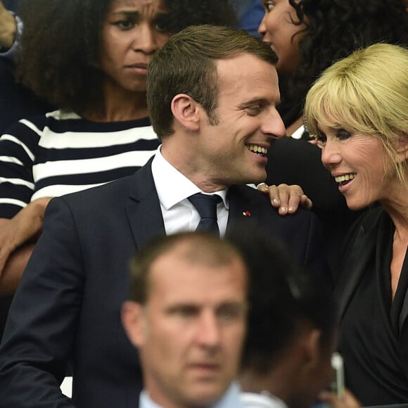 Le président Emmanuel Macron et Brigitte Macron (Trogneux) (veste Balmain, top Carolina Ritzler, jeans Maje, chaussures Louboutin) - Finale de la coupe de France de football entre le PSG et Angers ( Victoire du PSG 1-0) au Stade de France, saint-Denis le 27 mai 2017