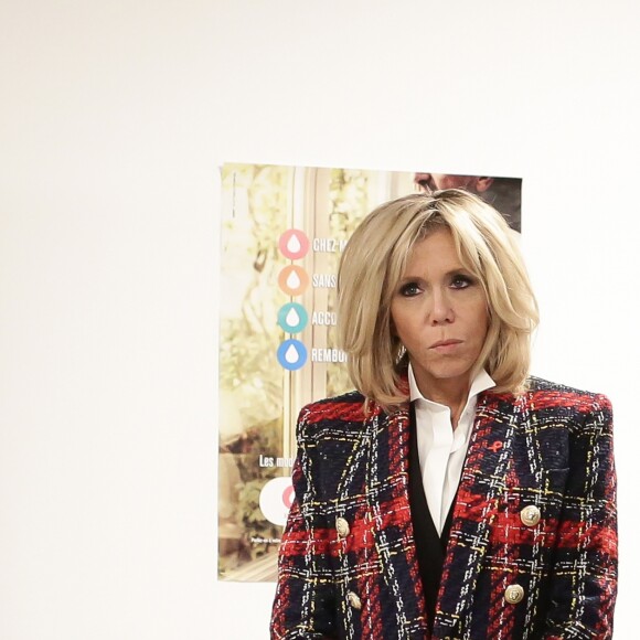 La première dame Brigitte Macron (Trogneux) lors de la visite du centre hospitalier Delafontaine à Saint-Denis dans le cadre de la journée mondiale de lutte contre le Sida le 1er décembre 2017. © Stéphane Lemouton / Bestimage