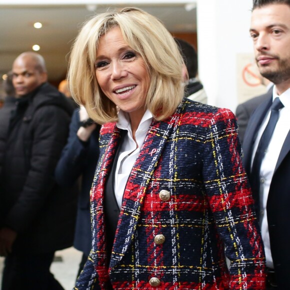 La première dame Brigitte Macron (Trogneux) lors de la visite du centre hospitalier Delafontaine à Saint-Denis dans le cadre de la journée mondiale de lutte contre le Sida le 1er décembre 2017. © Stéphane Lemouton / Bestimage