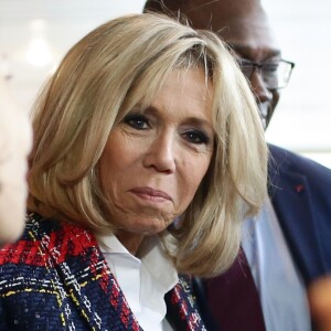 La première dame Brigitte Macron (Trogneux) lors de la visite du centre hospitalier Delafontaine à Saint-Denis dans le cadre de la journée mondiale de lutte contre le Sida le 1er décembre 2017. © Stéphane Lemouton / Bestimage