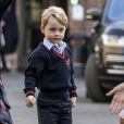 Le prince George de Cambridge, ici accueilli par la directrice Helen Haslem, a fait sa première rentrée des classes à l'école Thomas's Battersea le 7 septembre 2017 à Londres, escorté par son père le prince William.