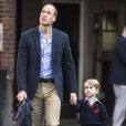 Le prince George de Cambridge, ici accueilli par la directrice Helen Haslem, a fait sa première rentrée des classes à l'école Thomas's Battersea le 7 septembre 2017 à Londres, escorté par son père le prince William.