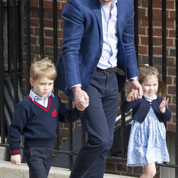 Le prince William, duc de Cambridge arrive avec ses enfants le prince George de Cambridge et la princesse Charlotte de Cambridge à l'hôpital St Marys après que sa femme Catherine (Kate) Middleton, duchesse de Cambridge ait donné naissance à leur troisième enfant à Londres le 23 avril 2018.