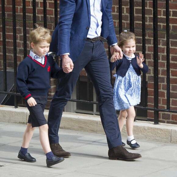 Le prince William, duc de Cambridge arrive avec ses enfants le prince George de Cambridge et la princesse Charlotte de Cambridge à l'hôpital St Marys après que sa femme Catherine (Kate) Middleton, duchesse de Cambridge ait donné naissance à leur troisième enfant à Londres le 23 avril 2018.