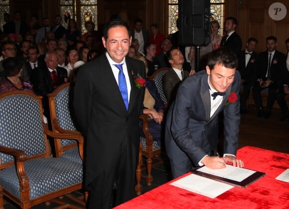 Mariage du conseiller regional PS Jean-Luc Romero et Christophe Michel a la mairie du XIIeme par le maire de Paris. Le 27 septembre 2013