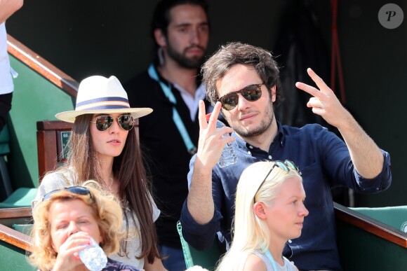 Le chanteur Vianney (Vianney Bureau) et sa compagne Catherine Robert dans les tribunes des internationaux de tennis de Roland Garros à Paris, France, le 3 juin 2018. © Dominique Jacovides - Cyril Moreau/Bestimage