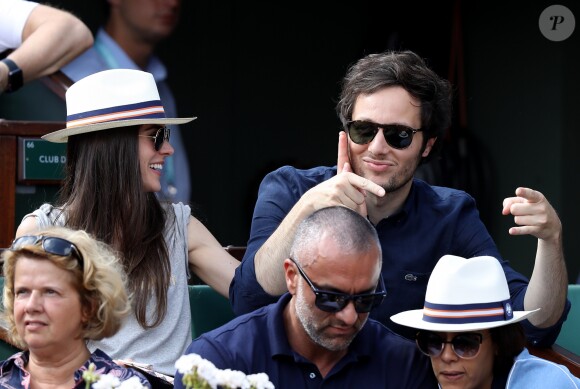 Le chanteur Vianney (Vianney Bureau) et sa compagne Catherine Robert dans les tribunes des internationaux de tennis de Roland Garros à Paris, France, le 3 juin 2018. © Dominique Jacovides - Cyril Moreau/Bestimage