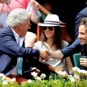 Nelson Monfort, le chanteur Vianney (Vianney Bureau) et sa compagne Catherine Robert dans les tribunes des internationaux de tennis de Roland Garros à Paris, France, le 3 juin 2018. © Dominique Jacovides - Cyril Moreau/Bestimage