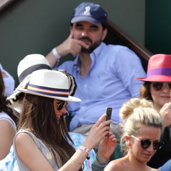 Nelson Monfort, le chanteur Vianney (Vianney Bureau) et sa compagne Catherine Robert dans les tribunes des internationaux de tennis de Roland Garros à Paris, France, le 3 juin 2018. © Dominique Jacovides - Cyril Moreau/Bestimage